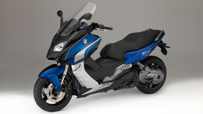 Όμορφο το μπλε / μαύρο, και γκρι BMW C 600 Sport της special έκδοσης. Στα στάντα Όμορφο το μπλε / μαύρο, και γκρι BMW C 600 Sport της special έκδοσης. Στα στάνταρ αξεσουάρ του περιλαμβάνεται τελικό της Akrapovic και sport σέλα.