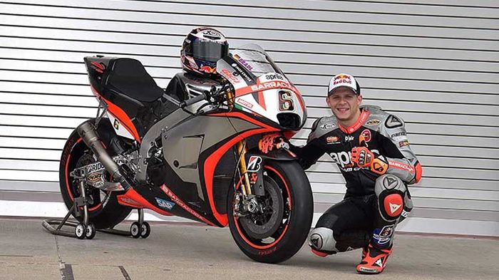 Αν και η χρονιά του φέτος ήταν ως τώρα θλιβερή, ο Bradl βρέθηκε σε μια εργοστασι Αν και η χρονιά του φέτος ήταν ως τώρα θλιβερή, ο Bradl βρέθηκε σε μια εργοστασιακή σέλα και ελπίζει σε ένα πολύ καλύτερο μέλλον.