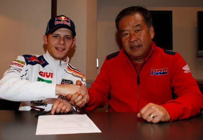 O Stefan Bradl με τον Shuhei Nakamoto, μετά την υπογραφή του νέου συμβολαίου.