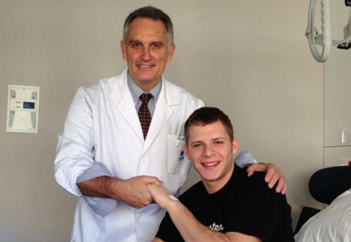 O Stefan Bradl με τον θεράποντα ιατρό του, μετά την επέμβαση, στην οποία υποβλήθ O Stefan Bradl με τον θεράποντα ιατρό του, μετά την επέμβαση, στην οποία υποβλήθηκε.