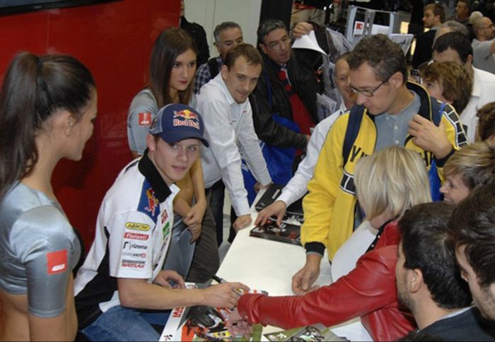 O Stefan Bradl υπογράφει αυτόγραφα στο περίπτερα της LCR στην 70ή διεθνή έκθεση του Μιλάνο.