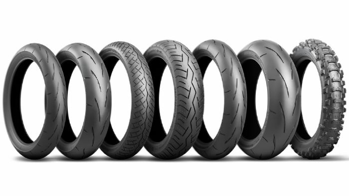 Τα νέα ελαστικά της Bridgestone: Από αριστερά, Battlax Classic Racing CR11 (εμπρός & πίσω), Battlax BT46 (εμπρός & πίσω), Battlax Racing Street RS11 (εμπρός & πίσω), Battlecross E50 Extreme.