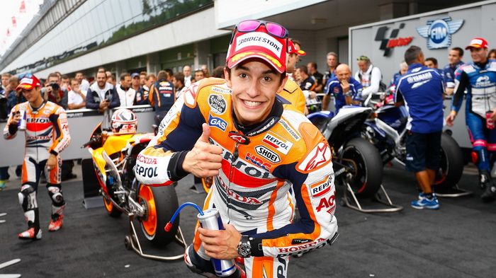 Παίρνει νίκες τη μία μετά την άλλη, τσακίζει τα ρεκόρ σαν στραγάλια, και διατηρεί το χαμόγελο παντού και πάντα. Marc Marquez.