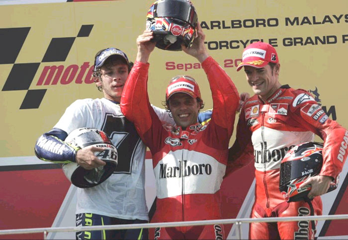 Ο Capirossi νικητής, ο Rossi πρωταθλητής