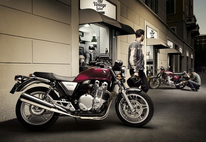 Σε πρώτο πλάνο το νέο CB 1100, στο βάθος το παλιό. Ναι, το παλιό είχε ακτινωτές ζάντες, και flat σέλα.