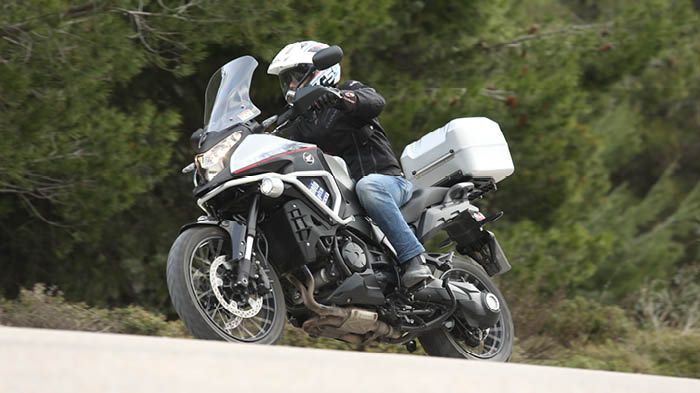 Σβέλτο, σταθερό, άνετο και παιχνιδιάρικο, το μέγιστο On-Off της Honda θα χαράξει ένα πλατύ χαμόγελο στον αναβάτη του, σε διαδρομή με στροφές.