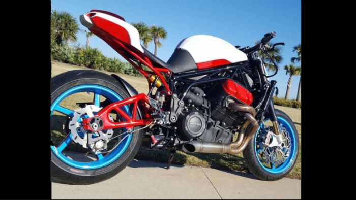 Mία μοτοσυκλέτα για πολλά χιλιόμετρα Mία μοτοσυκλέτα για πολλά χιλιόμετρα