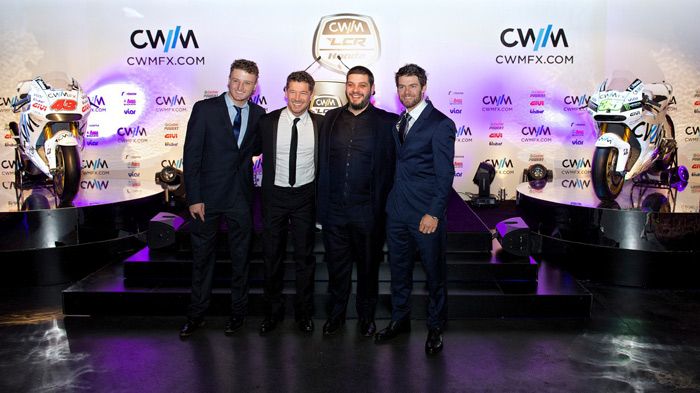 Cal Crutchlow και Jack Miller, μαζί με τον Anthony Constantinou, κατά την παρουσίαση της CWMFX-LCR Honda για το Παγκόσμιο Πρωτάθλημα MotoGP.