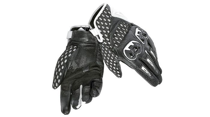 Τα Dainese Air Hero θα τα βρείτε στη MOTOR PARTS σε τιμή προσφοράς 64 ευρώ έναντι αρχικής τιμής 69 ευρώ. Περισσότερα στο τηλ. 210-9961782.