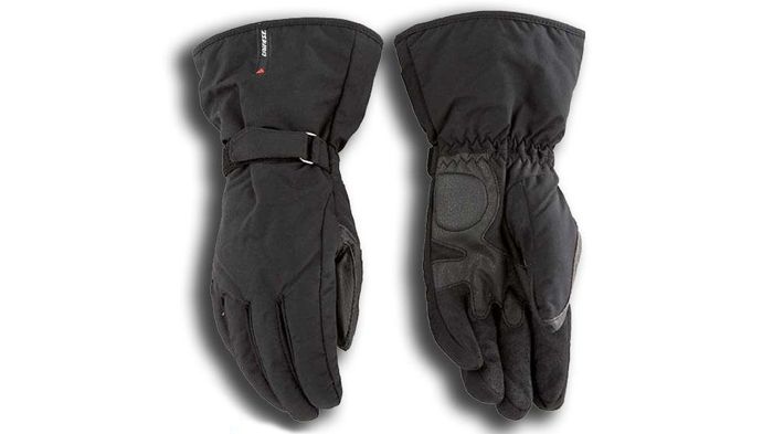 Τα Dainese Lisbona θα τα βρείτε στην E-Moto.gr σε νέα τιμή προσφοράς 48 ευρώ, από 56 ευρώ, σε μέγεθος medium. Περισσότερα στο τηλ. 210-8252303.