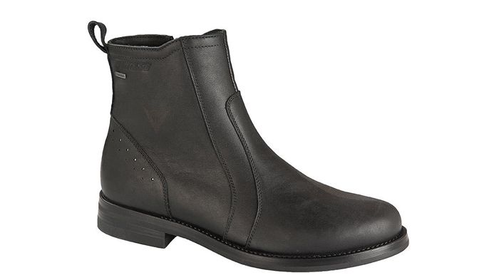 Θα τα βρείτε σε τιμή προσφοράς (157 έναντι 190 ευρώ) σε μεγέθη 41, 43 και 44 στη Motoparts. Περισσότερα στο τηλ. 210-9961782.