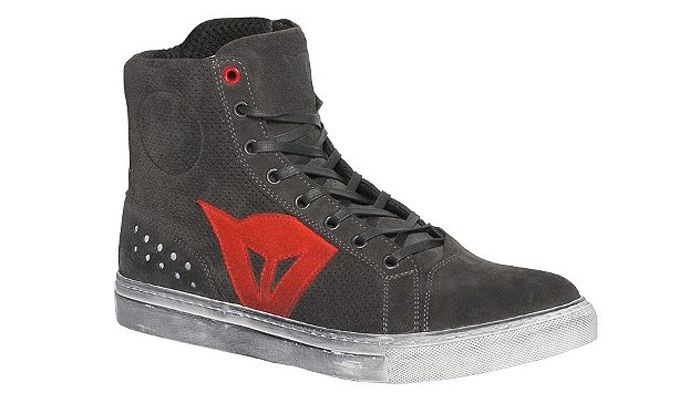 Τα Street Biker Air Carbon θα τα βρείτε στη νέα τιμή των 107 ευρώ έναντι αρχικής τιμής 119 ευρώ. Περισσότερα στο τηλ. 210-9961782.