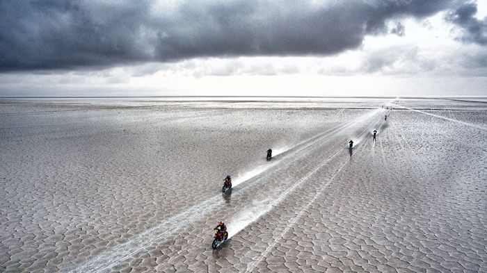 Τρομερό σκηνικό στην αλατώδη έρημο Σαλάρ Ντε Ουγιούνι, με αλάτι, νερό και κρύο να διαλύουν μοτοσικλέτες και όνειρα.