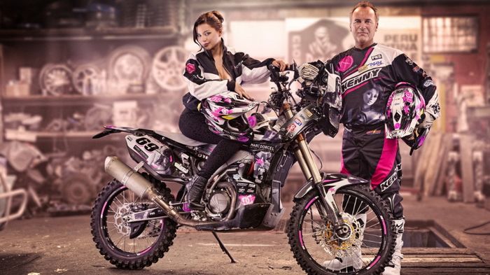 Ακομπλεξάριστος; Κατακριτέος; Όπως και να έχει, ο Hugo Payen προχωρά ακάθεκτος, με σπόνσορα παραγωγό πορνό, για το Dakar του 2014.