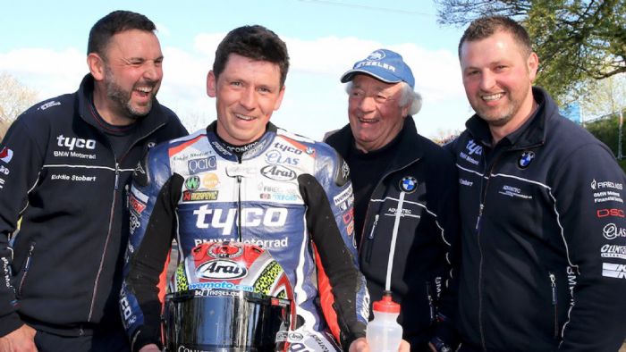 Ο Dan Kneen, στο κέντρο της εικόνας, γύρω από συνεργάτες του. 