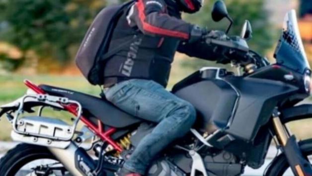 Το νέο Ducati DesertX Rally πιάστηκε σε φωτογραφίες Το νέο Ducati DesertX Rally πιάστηκε σε φωτογραφίες