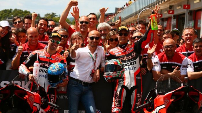 O Claudio Domenicali (στο κέντρο), ανάμεσα στους Marco Melandri και Chaz Davies. O Claudio Domenicali (στο κέντρο), ανάμεσα στους Marco Melandri και Chaz Davies.