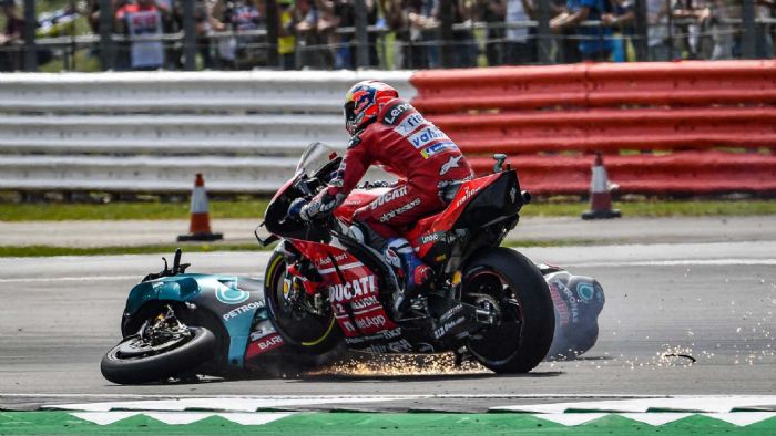 Το στιγμιότυπο της πρόσκρουσης Dovizioso και Quartararo στον αγώνα του Silverstone. 