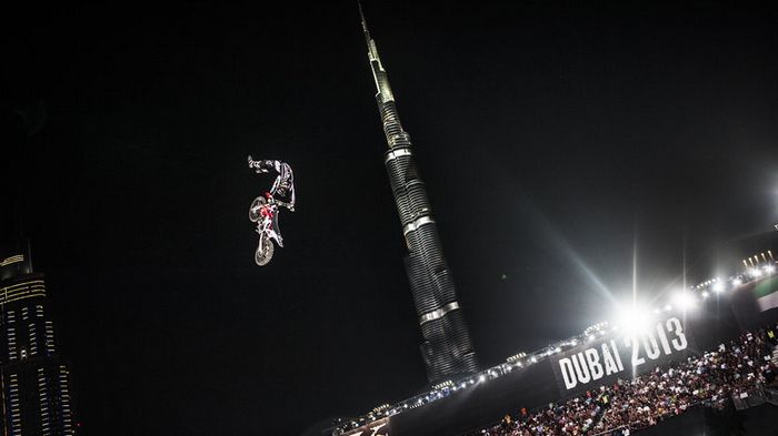 O Todd Potter εκτελεί ένα Tsunami, μπροστά από το Burj Khalifa των 828 μέτρων.