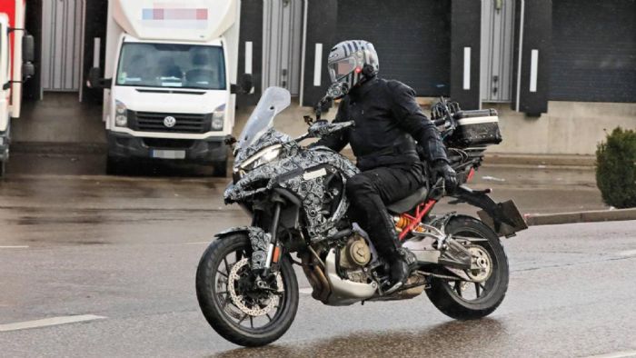 Αυτή είναι η νέα Ducati Multistrada V4, εμφανώς καμουφλαρισμένη αλλά και πιο κοντά στην παραγωγή από ποτέ. 