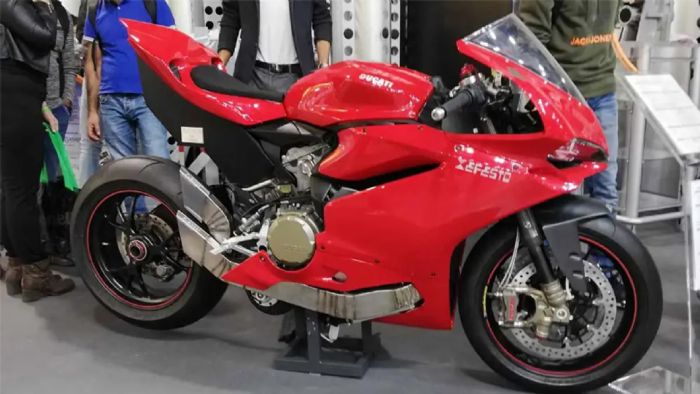 Η υβριδική Ducati 1299 Panigale στο περίπτερο της Efesto στην EICMA. 