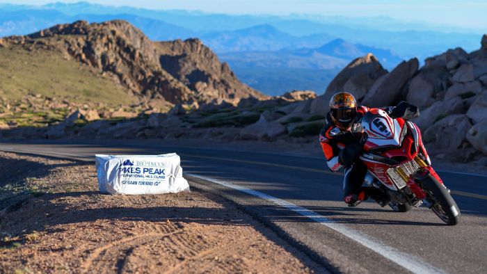Ο Carlin Dunne εν δράσει, στην ανάβαση της Pikes Peak. Ο Carlin Dunne εν δράσει, στην ανάβαση της Pikes Peak.