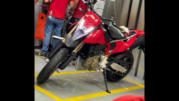 Κατασκοπική φωτογραφία μιας μονοκύλινδρης Supermotard Ducati! Κατασκοπική φωτογραφία μιας μονοκύλινδρης Supermotard Ducati!