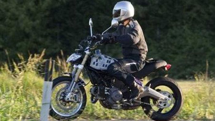 Στη φωτογραφία βλέπουμε ένα μυστηριώδες Ducati, το οποίο πιθανότατα είναι το φημολογούμενο Scrambler της εταιρείας. 