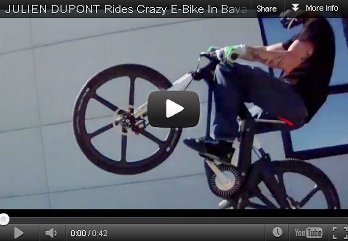 Στο βίντεο που δημοσίευσε η Audi, ο Julien Dupont δοκιμάζει το νέο ηλεκτρικό ποδήλατο της αυτοκινητοβιομηχανίας.