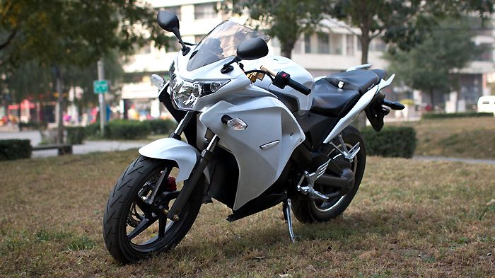 H Μμ (έτσι ακριβώς αναγράφεται το όνομα της μοτοσικλέτας στο site) είναι η sport H Μμ (έτσι ακριβώς αναγράφεται το όνομα της μοτοσικλέτας στο site) είναι η sport έκδοση της μοτοσικλέτας της EFM.