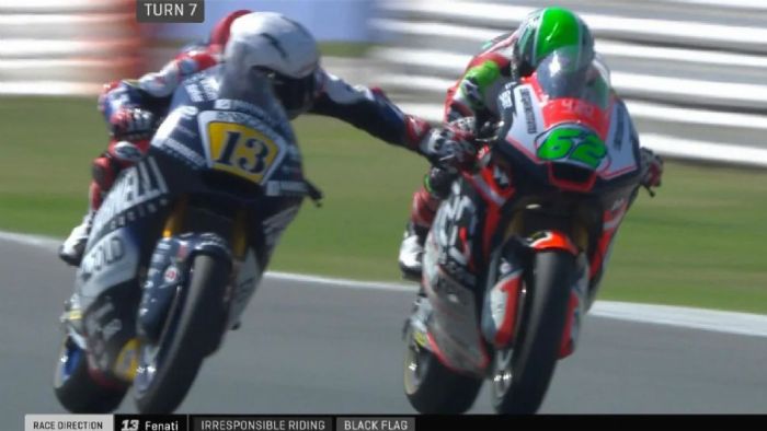 Η στιγμή που ο Fenati (αριστερά) πατά το φρένο του Manzi (δεξιά). Η στιγμή που ο Fenati (αριστερά) πατά το φρένο του Manzi (δεξιά).