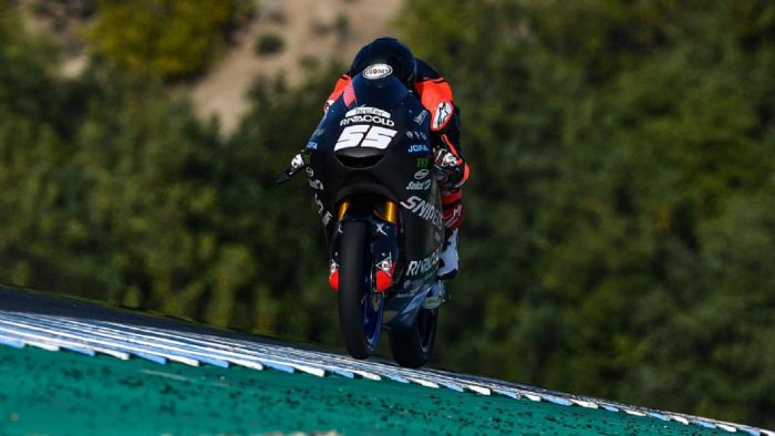 Ο Romano Fenati οδηγώντας την Moto3 μοτοσυκλέτα του. 