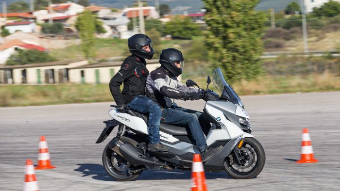 Το BMW C400GT ξεχώρισε στις μετρήσεις κάνοντας το καλύτερο φρενάρισμα με 1 άτομο και το 2ο καλύτερο στο δικάβαλο.