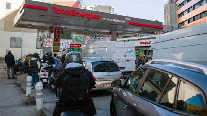 Εκτροχιάζεται η κατάσταση στην Γαλλία, με ελλείψεις στα καύσιμα σε όλη τη χώρα. 