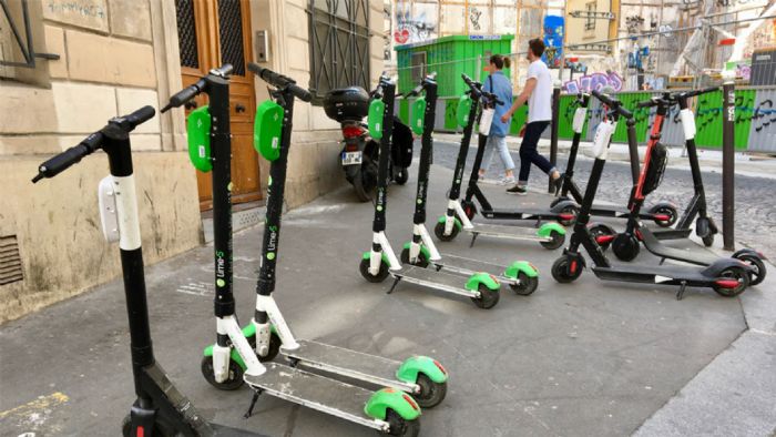 Γαλλία: Προτάθηκε πλήρης απαγόρευση ηλεκτρικών «πατινιών» στα πεζοδρόμια
Γαλλία: Προτάθηκε πλήρης απαγόρευση ηλεκτρικών «πατινιών» στα πεζοδρόμια