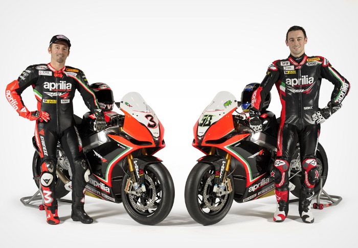 Τα χρώματα της Aprilia RSV4 Factory παρουσιάστηκαν με τη βοήθεια των αναβατών τη Τα χρώματα της Aprilia RSV4 Factory παρουσιάστηκαν με τη βοήθεια των αναβατών της ομάδας, Eugene Laverty και Max Biaggi.
