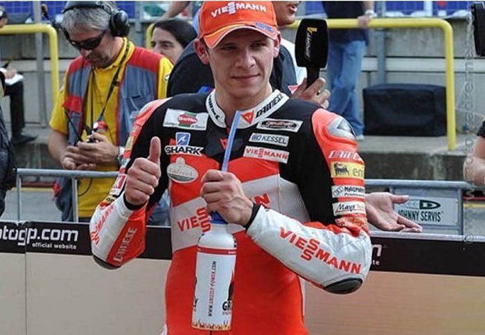 Ο Stefan Bradl χειρουργήθηκε στο αριστερό του πόδι, ώστε το 2012 να τον βρει έτοιμο να ξεκινήσει τις προπονήσεις με την LCR Honda.
