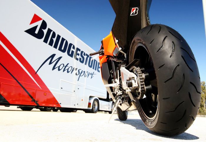 Η Bridgestone υπόσχεται ένα πιο γρήγορο ζέσταμα στα νέα μπροστινά ελαστικά της.
Η Bridgestone υπόσχεται ένα πιο γρήγορο ζέσταμα στα νέα μπροστινά ελαστικά της.