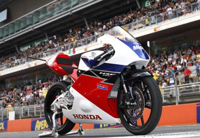 Eνδιαφέρον προξένησε το γεγονός ότι σε κάθε κατηγορία θα υπάρχουν 32 μοτοσικλέτε Eνδιαφέρον προξένησε το γεγονός ότι σε κάθε κατηγορία θα υπάρχουν 32 μοτοσικλέτες μέσα στο grid