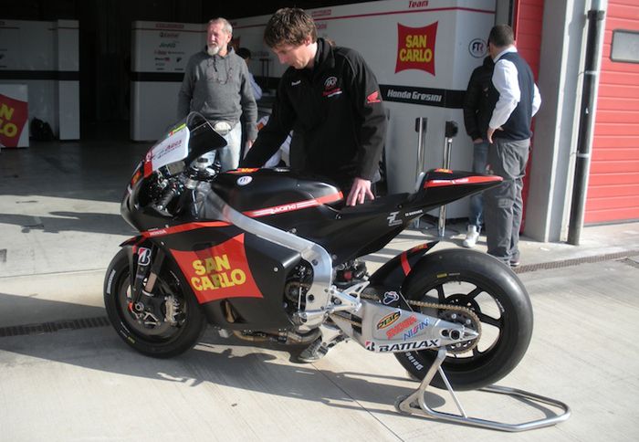 Στην πίστα της Imola o Michele Pirro ανέβηκε πάνω στη σέλα της CRT μοτοσικλέτας του Gresini για τα πρώτα δοκιμαστικά χιλιόμετρα.