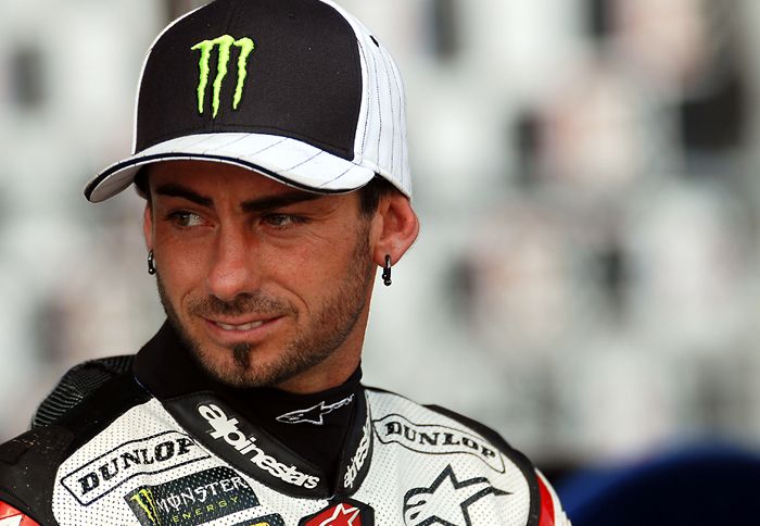 Ο John Hopkins αφαίρεσε ένα κομμάτι από το δάκτυλό του, ώστε να σταματήσει πλέον την ταλαιπωρία του.