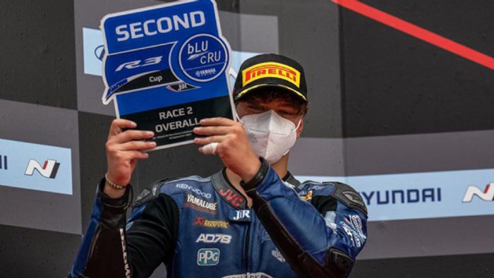 Ο Γιάννης Περιστεράς, κρατώντας το τρόπαιο για την 2η θέση. Ο Γιάννης Περιστεράς, κρατώντας το τρόπαιο για την 2η θέση.