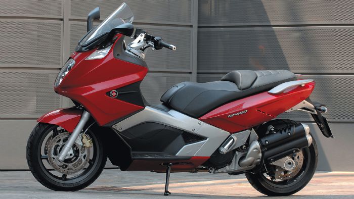 Ένα Gilera GP800 στο χαρακτηριστικό κόκκινο χρώμα. 