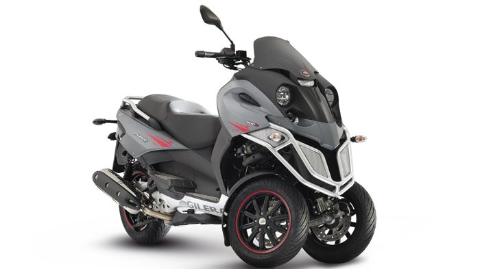 To Gilera Fuoco 500 i.e. απέκτησε και έκδοση LT, η οποία οδηγείται με δίπλωμα αυ To Gilera Fuoco 500 i.e. απέκτησε και έκδοση LT, η οποία οδηγείται με δίπλωμα αυτοκινήτου.