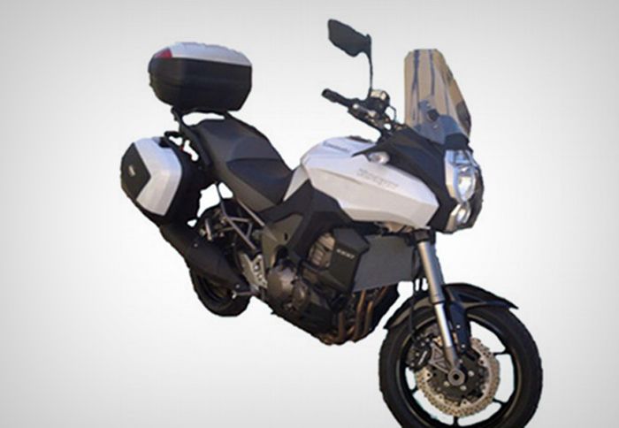 Οι Γάλλοι συνάδελφοι εντόπισαν σε επίπεδο δοκιμών ένα τετρακύλινδρο Kawasaki Ver Οι Γάλλοι συνάδελφοι εντόπισαν σε επίπεδο δοκιμών ένα τετρακύλινδρο Kawasaki Versys 1000.