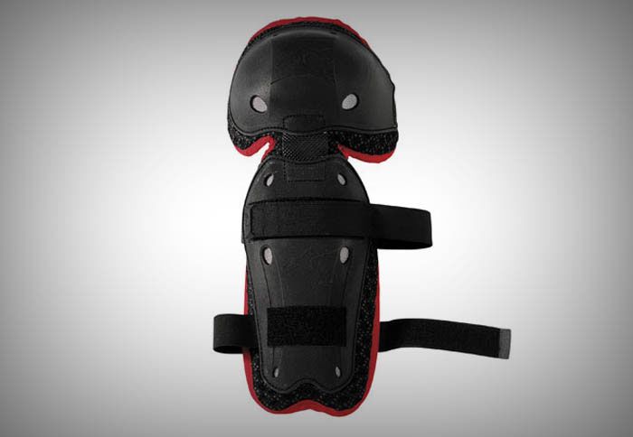 Έχει πλευρικά ενθέματα για εφαρμογή στο σχήμα του αγκώνα και του ποδιού και αεριζόμενα πλαστικά μέρη.