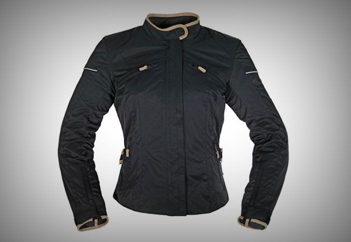 Διαθέτει εξωτερικές τσέπες που κλείνουν με φερμουάρ.