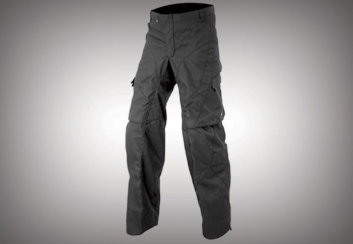 Διαθέτει φάσες με οπές αερισμού πάνω από το γόνατο. Διαθέτει φάσες με οπές αερισμού πάνω από το γόνατο.