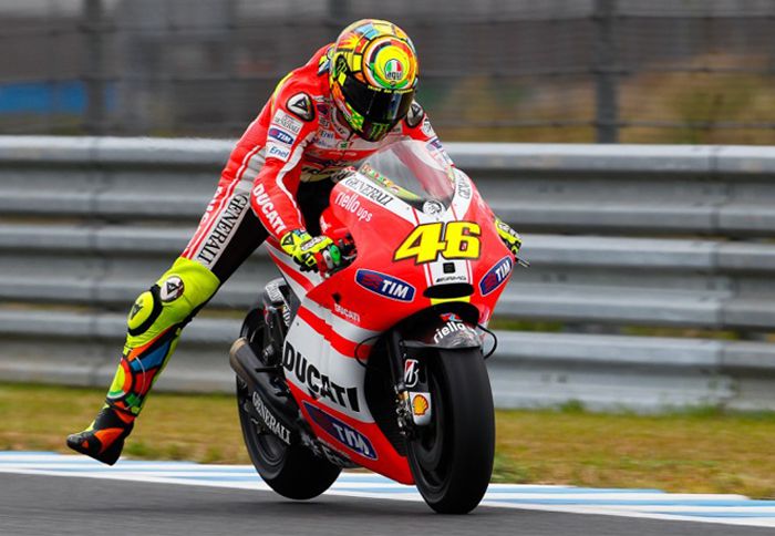 Ο Rossi είχε ένα ατύχημα το 2010 στο Mugello, με αποτέλεσματα να περάσει ένα μετ Ο Rossi είχε ένα ατύχημα το 2010 στο Mugello, με αποτέλεσματα να περάσει ένα μεταλλικό στήριγμα στο πόδι του.