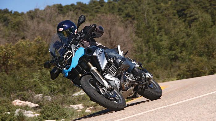 Ακόμα κι αν δεν σας αρέσουν οι σούζες, το πρώτο χαρακτηριστικό που θα επισημάνε Ακόμα κι αν δεν σας αρέσουν οι σούζες, το πρώτο χαρακτηριστικό που θα επισημάνετε στο GS είναι το πόσο καλά κρύβει την ταχύτητα με την οποία κινείται.